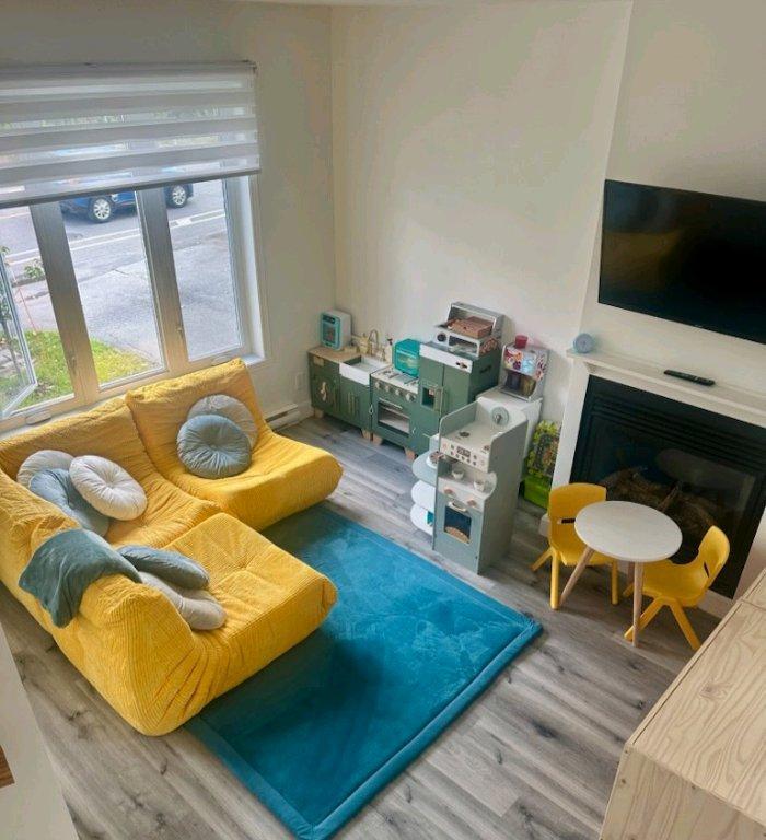 GRAND PPARTEMENT 4 1/2 SUR DEUX ÉTAGES