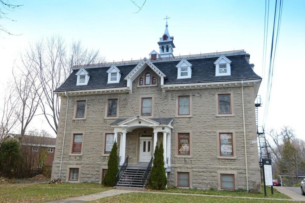 Grand 4 1/2 meublé à louer au mois deux chambres situé dans le pittoresque village du Vieux Sainte-Rose, 2500$ tout inclut