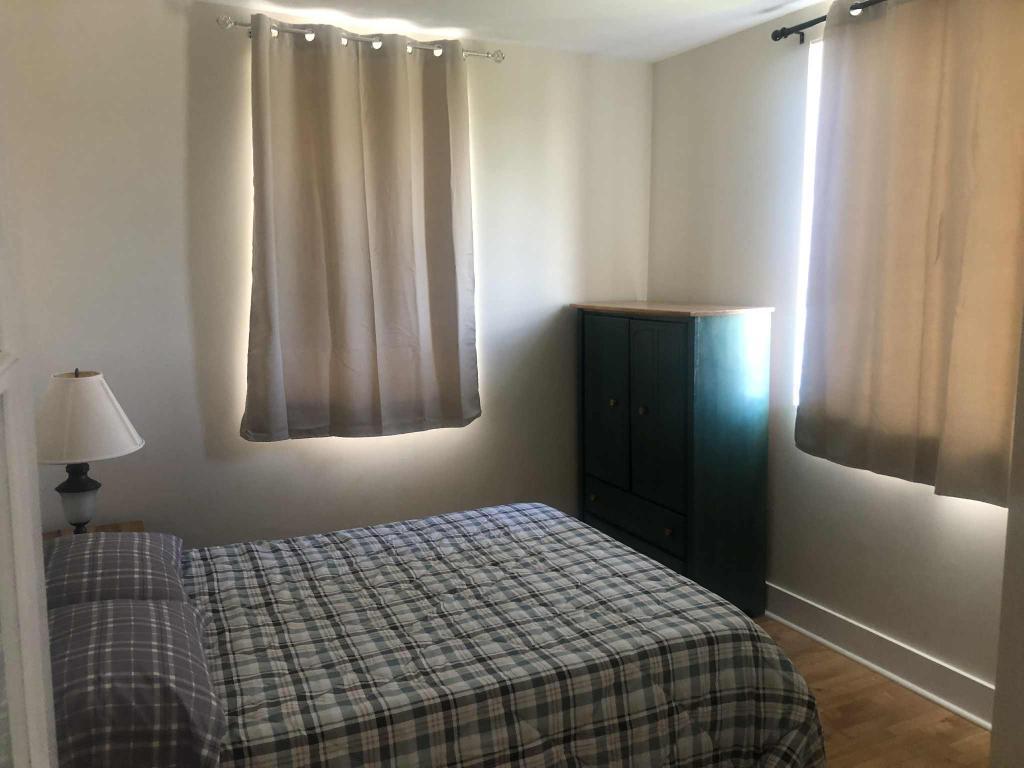 Grand 4 1/2 meublé à louer au mois deux chambres situé dans le pittoresque village du Vieux Sainte-Rose, 2500$ tout inclut