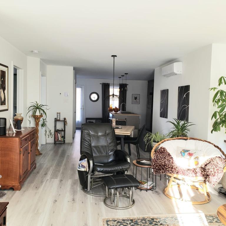 Appart, style CONDO, avec garage à louer 3R