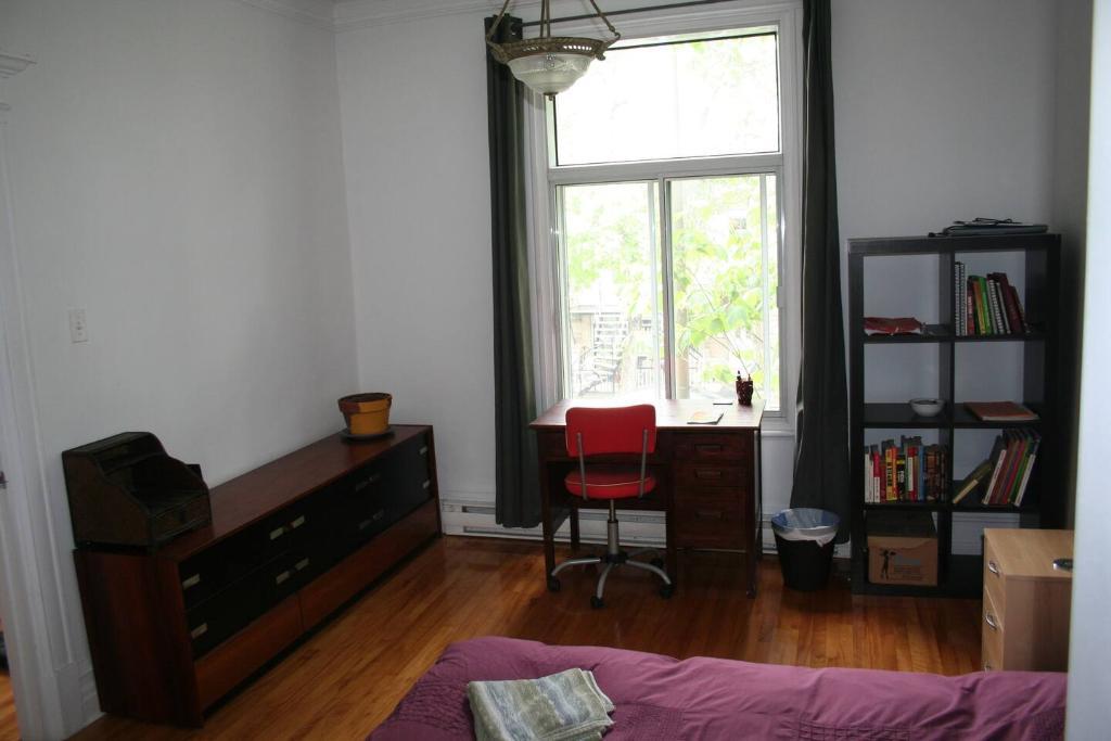 Appartement 2 chambres - baigné de lumière au cœur du Mile-End