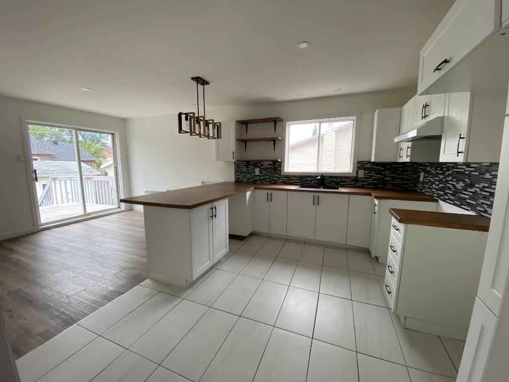 61/2 SITUÉ À SAINT-HUBERT , PROCHE DU LAC DE CITÉ SOLEIL, À 5 minutes de deux écoles primaires. La cuisine et la toilette sont complètement renovées