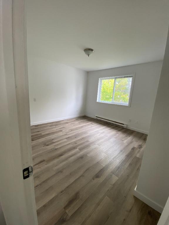 61/2 SITUÉ À SAINT-HUBERT , PROCHE DU LAC DE CITÉ SOLEIL, À 5 minutes de deux écoles primaires. La cuisine et la toilette sont complètement renovées