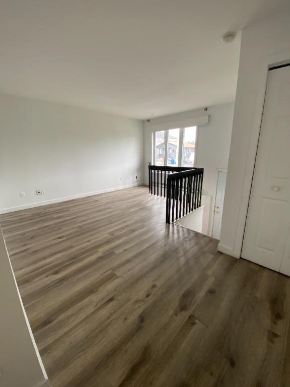 61/2 SITUÉ À SAINT-HUBERT , PROCHE DU LAC DE CITÉ SOLEIL, À 5 minutes de deux écoles primaires. La cuisine et la toilette sont complètement renovées