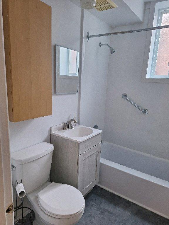 4.5 Ss-sol 3plex 2 Chambres (13×10 +8×8) Libre 27 oct Magnifique 4.5 au rez de jardin rénové, dans 3plex au coeur du Vieux-Longueuil, Hauts Pl