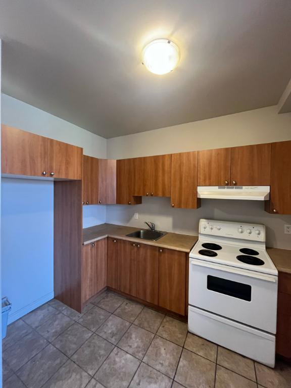 4 1/2 disponible avec possibilité de stationnement