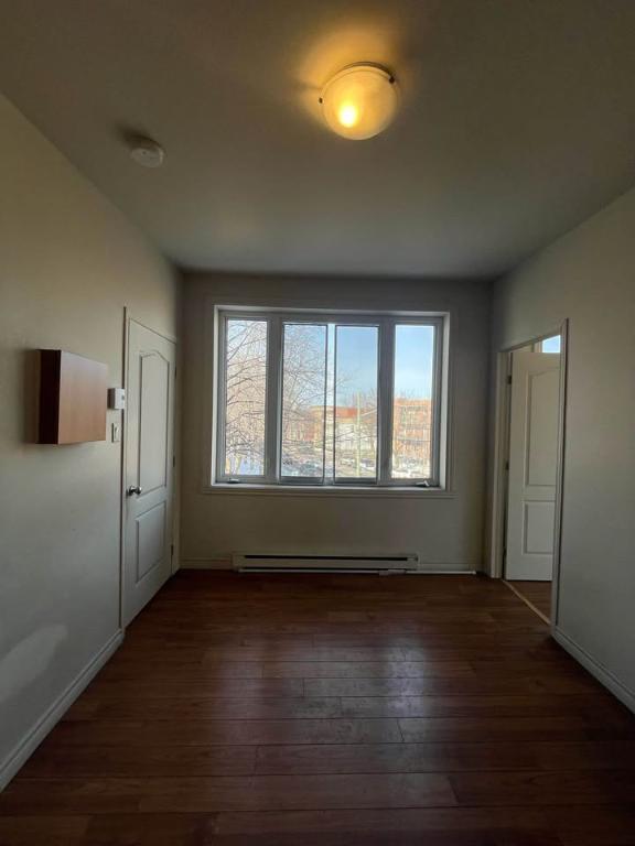 4 1/2 disponible avec possibilité de stationnement