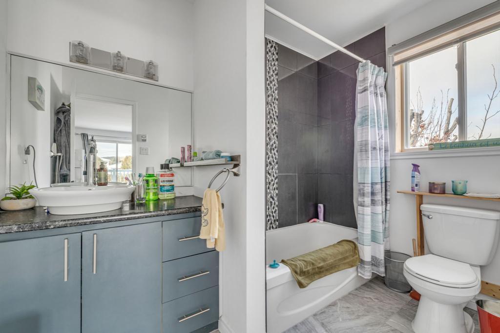 Grand 2 1/2 Lac St Charles semi meublé