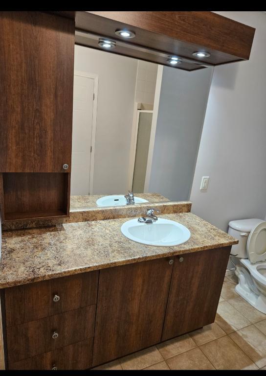 Beau grand 4 1/2 rue Gatien, près galeries 1er dec