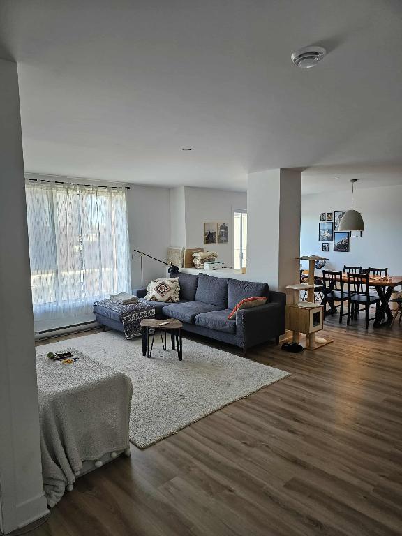 Grand 4 1/2 à Laval, 2 salles de bains, à 2 pas du métro Montmorency