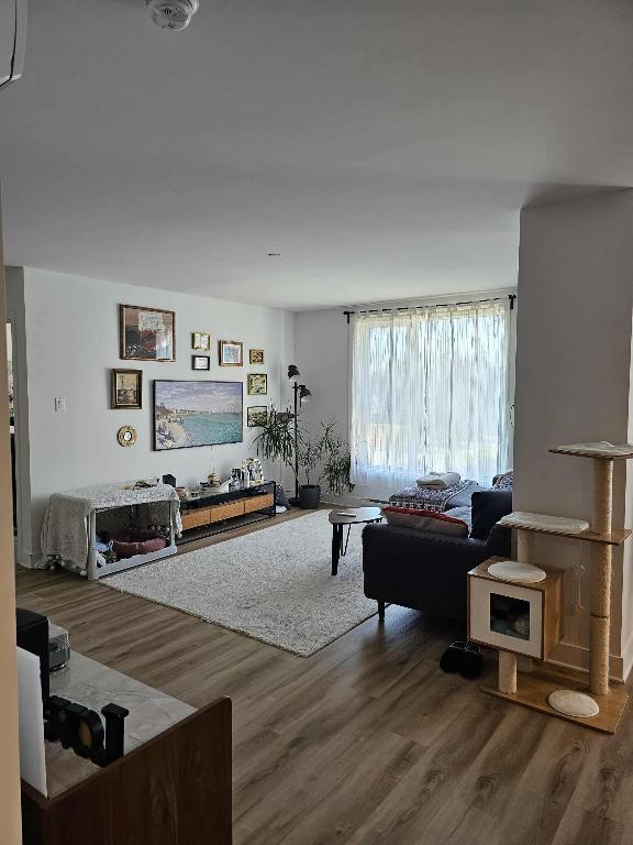 Grand 4 1/2 à Laval, 2 salles de bains, à 2 pas du métro Montmorency