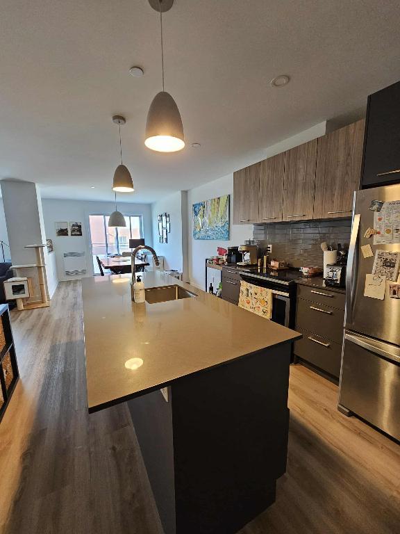 Grand 4 1/2 à Laval, 2 salles de bains, à 2 pas du métro Montmorency