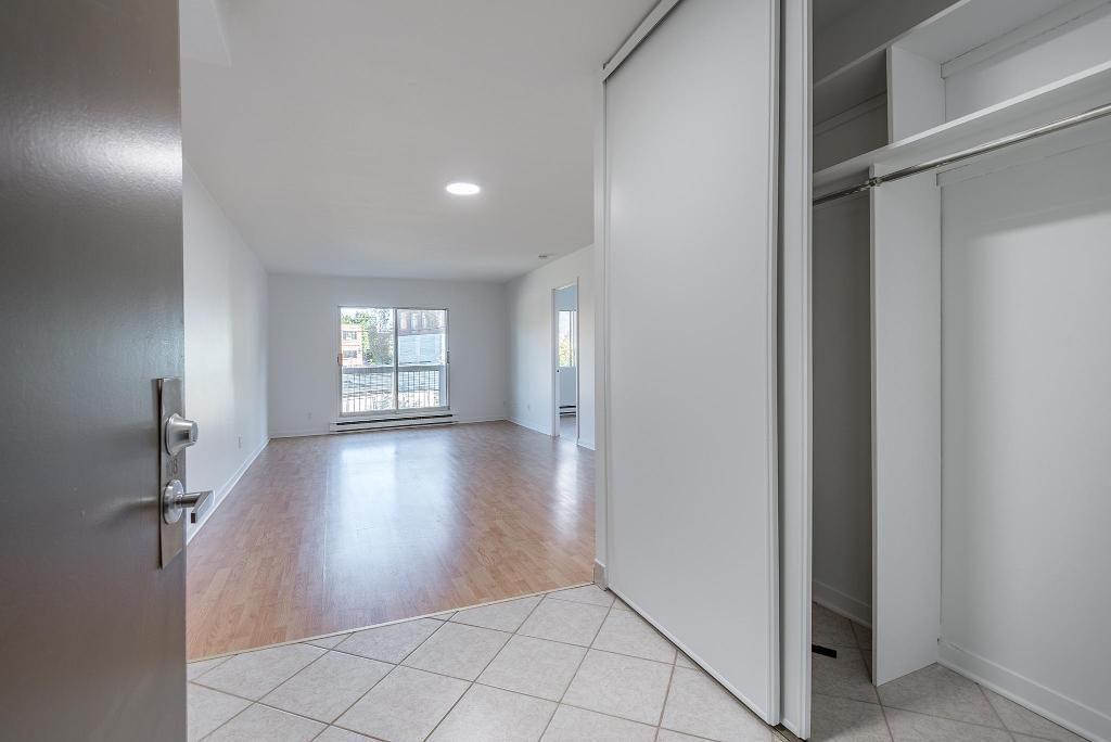 3 1/2 FRAIS PEINT SAINT-LAMBERT (IMMEUBLE BÉTON)