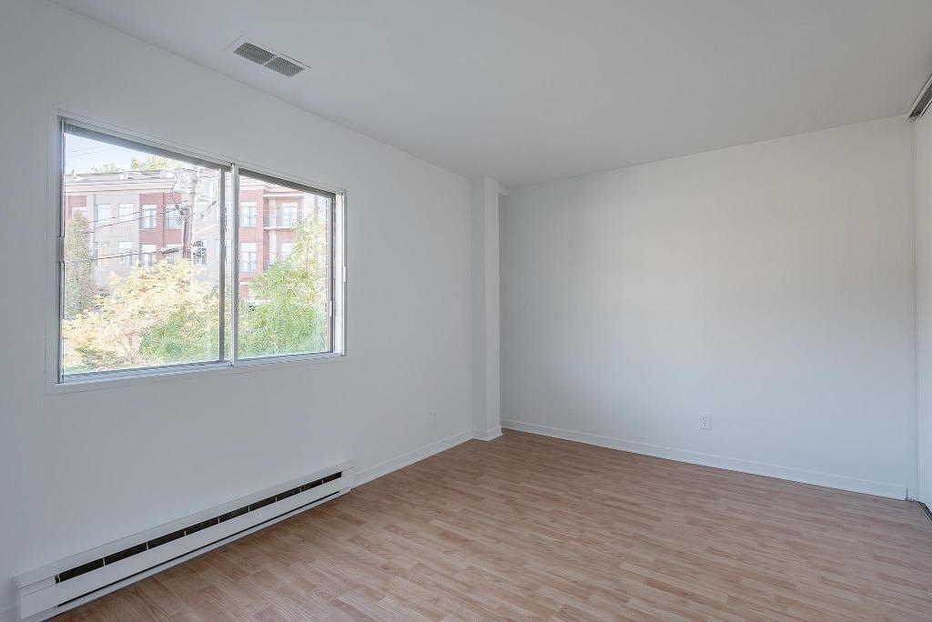 3 1/2 FRAIS PEINT SAINT-LAMBERT (IMMEUBLE BÉTON)