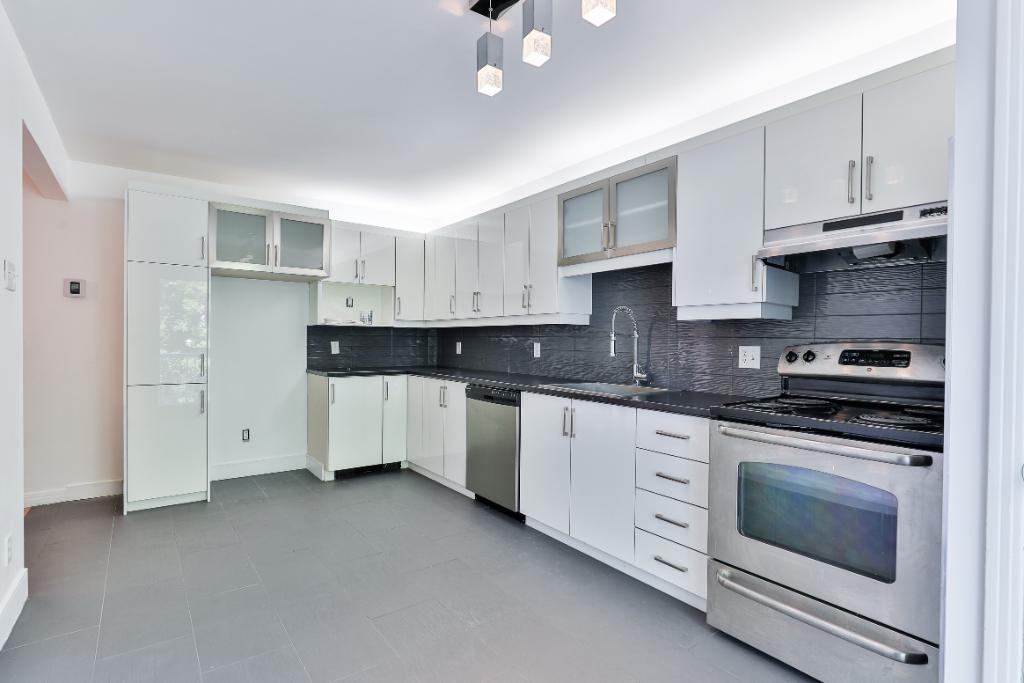 À LOUER - Rez de chaussée 3 chambres avec garage et cour