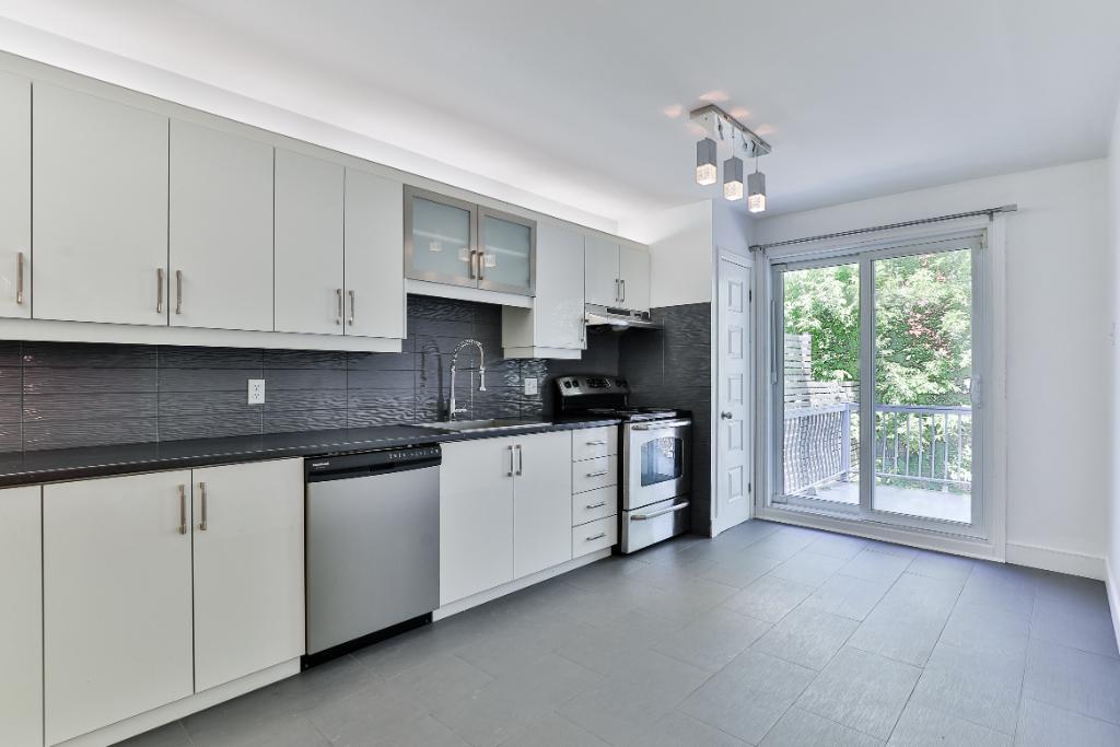 À LOUER - Rez de chaussée 3 chambres avec garage et cour