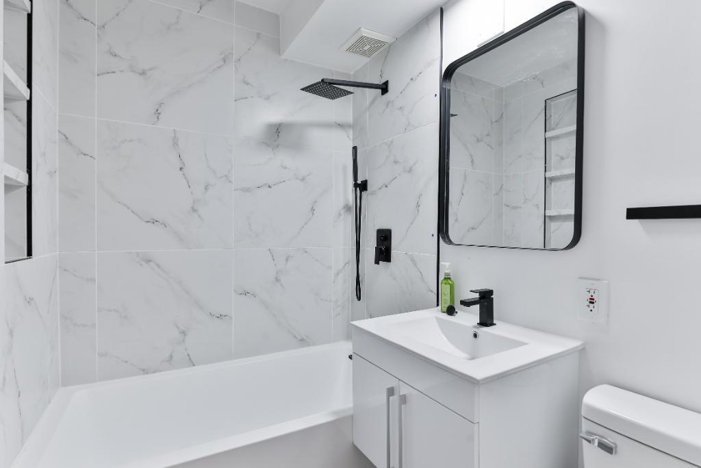 À LOUER - Rez de chaussée 3 chambres avec garage et cour