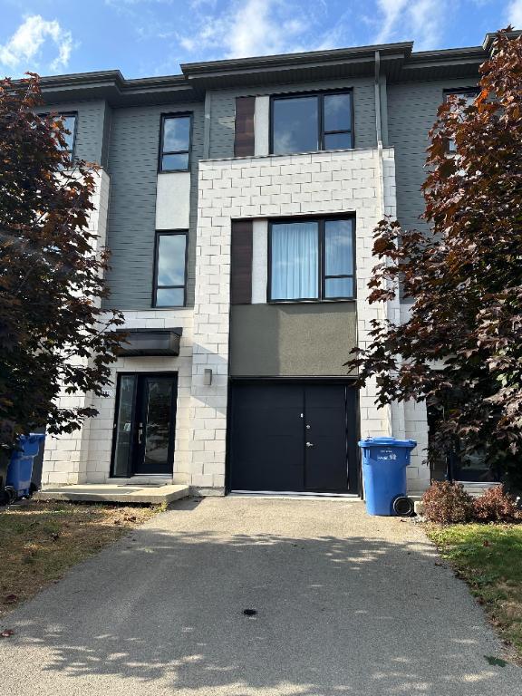 Maison en rangée à louer grand 6-1/2 semi meublé