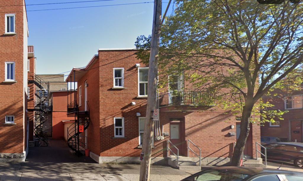 Rosemont/Petite-Patrie - 3 1/2 Rez-de-chaussée Duplex- Chambre fermée