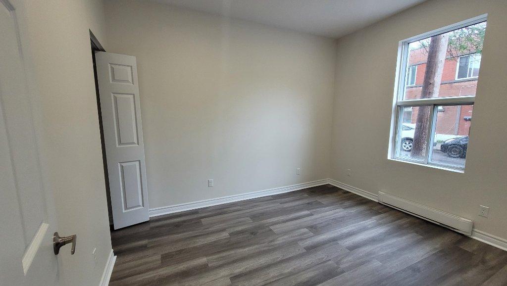 Rosemont/Petite-Patrie - 3 1/2 Rez-de-chaussée Duplex- Chambre fermée