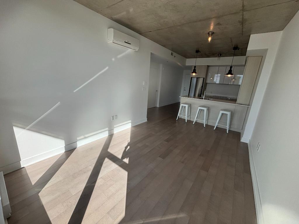 Libre immédiatement Condo 3 1/2 avec chambre fermée dans NDG. Très propre et lumineux. Électroménagers et eau chaude incluses.