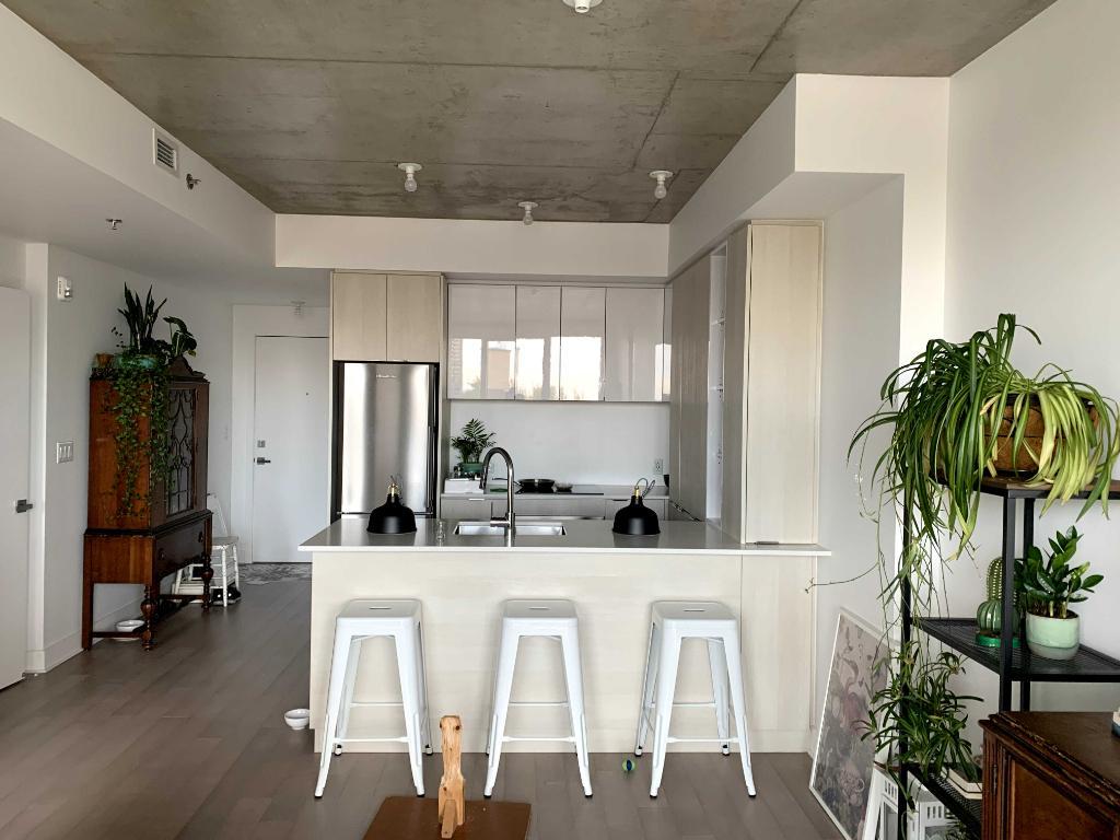 Libre immédiatement Condo 3 1/2 avec chambre fermée dans NDG. Très propre et lumineux. Électroménagers et eau chaude incluses.