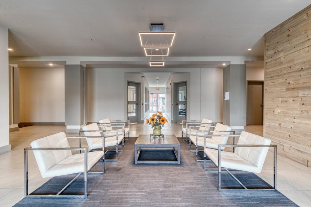 Superbe condo 3 ½ TOUT MEUBLÉ & TOUT INCLUS au Quartier Dix30 à Brossard