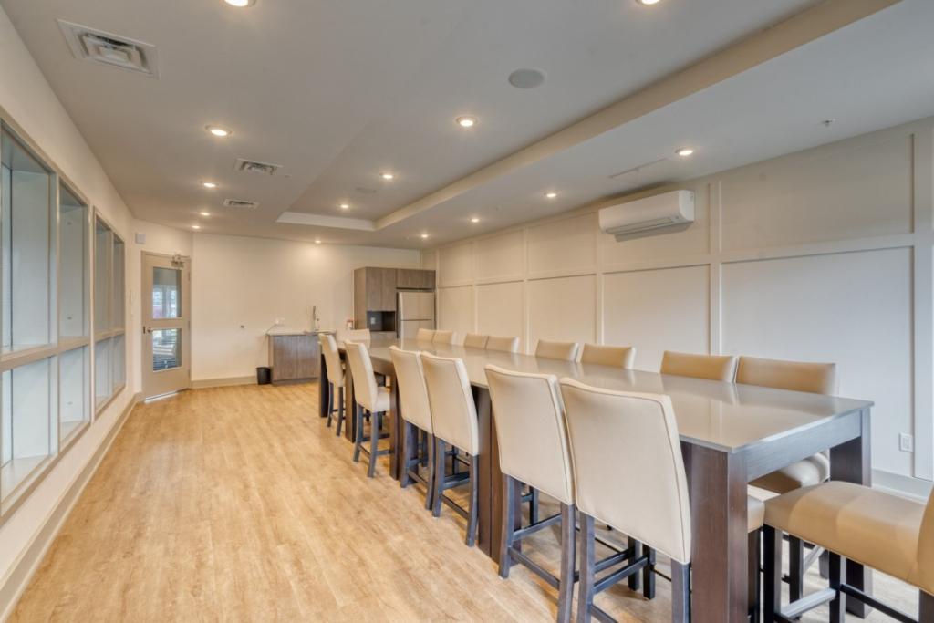 Superbe condo 3 ½ TOUT MEUBLÉ & TOUT INCLUS au Quartier Dix30 à Brossard