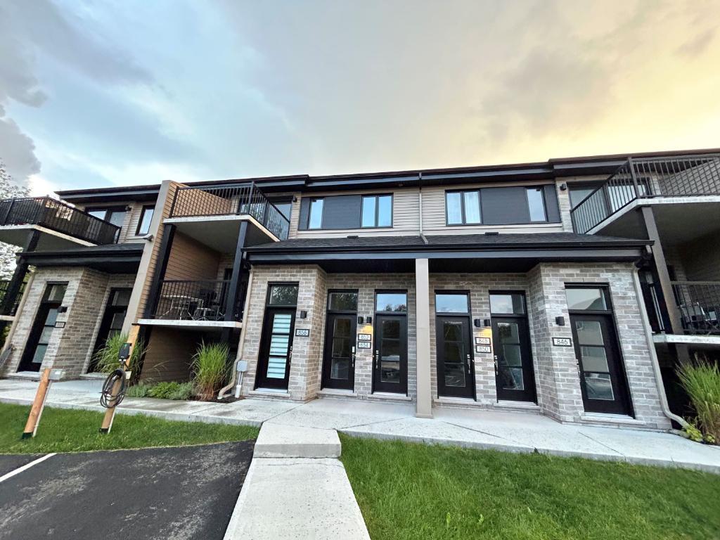 Magnifique condo 5 ½ SEMI-MEUBLÉ (5 électros) à Granby