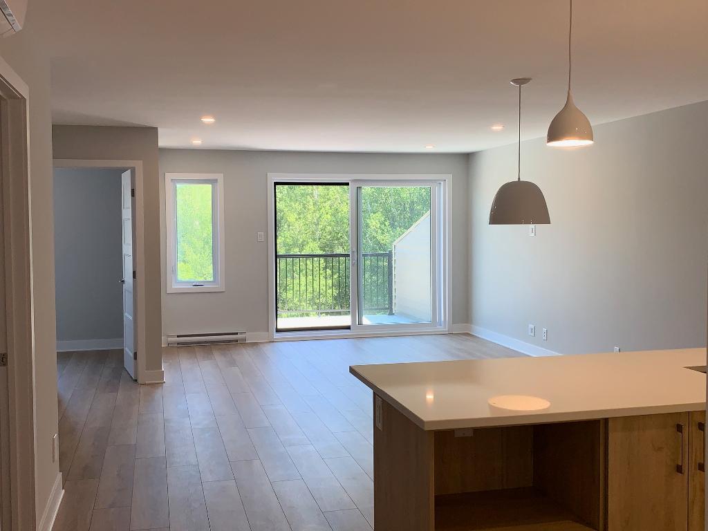 Magnifique condo 5 ½ SEMI-MEUBLÉ (5 électros) à Granby