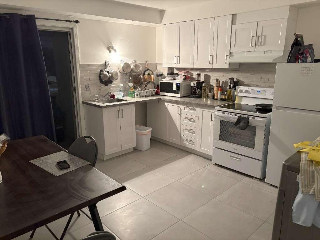 4 ½ à louer spacieux et lumineux semi meublé