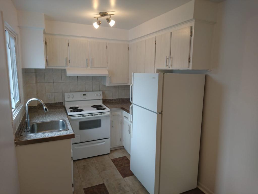 3 1/2 TOUT RÉNOVÉ, CHAUFFAGE ET EAU CHAUDE INCLUS, DISPONIBLE JUILLET