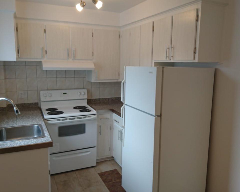 4 1/2 TOUT RÉNOVÉ, CHAUFFAGE ET EAU CHAUDE INCLUS, DISPONIBLE MAINTENANT