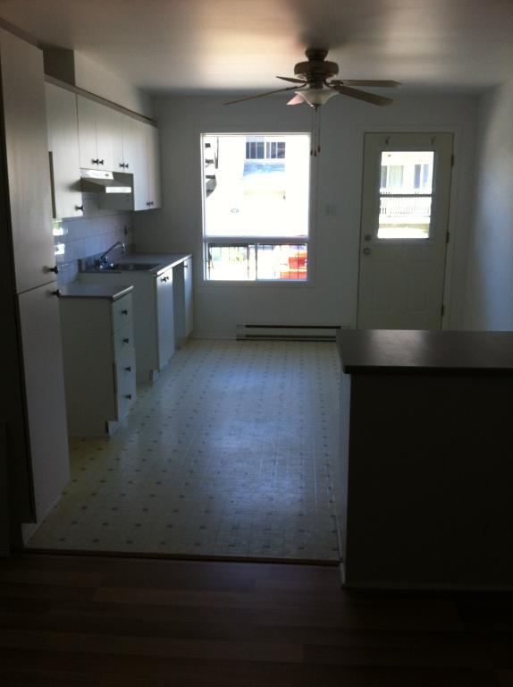 Grand 4 1/2 impeccable 1er étage à louer