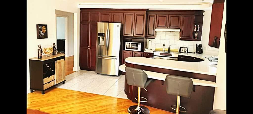 Maison TOUT COMPRIS vue sur le Richelieu + Très Grand 2260 PC + Cour. LIBRE DECEMBRE OU JANVIER a St Mathias ( près de Chambly et St Hilaire ) A VOIR