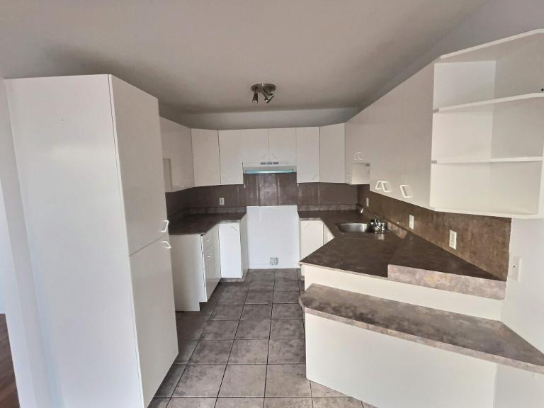 2 CH - 1 SDB - Charlemagne - $1,550 /mo