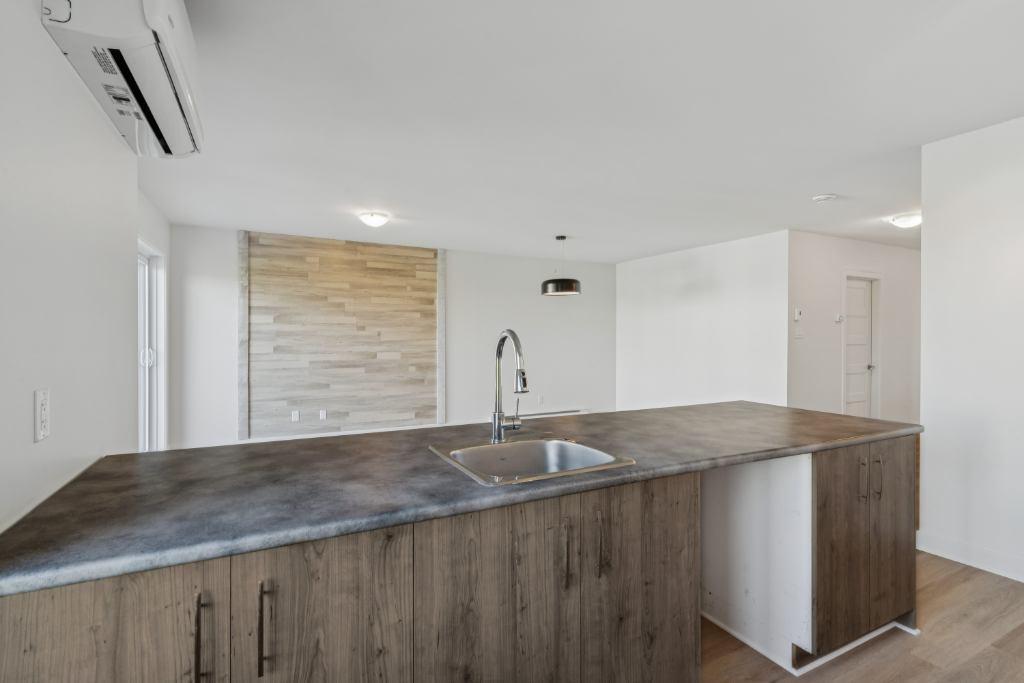 4 1/2 récent et rénové ! Prêt maintenant !