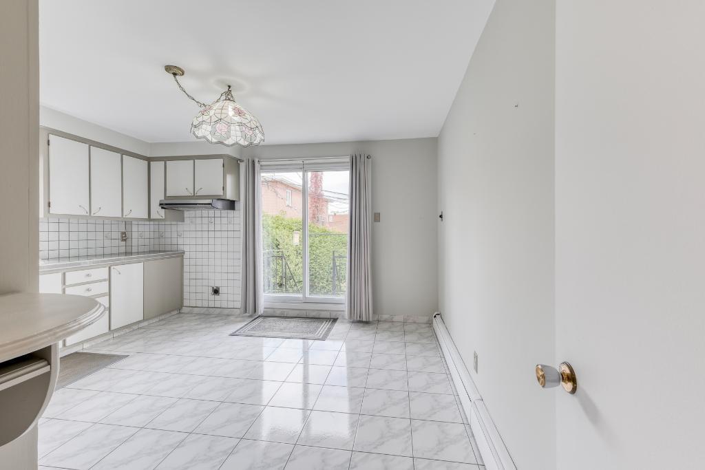 Très grand logement spacieux, lumineux se trouvant dans un emplacement très recherché avec un garage