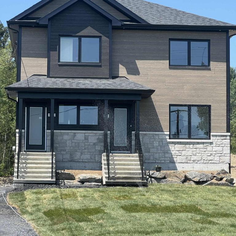 6 1/2 - DUPLEX - sur 2 étage - neuf - rue en rond point