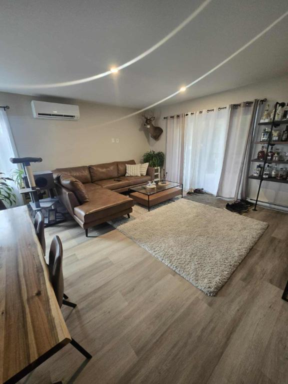 61/2 - Duplex avec sous-sol - Vue sur lac Magog