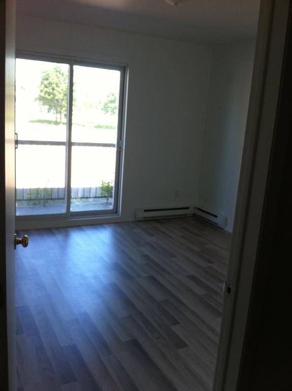 Grand 4 1/2 impeccable 1er étage à louer