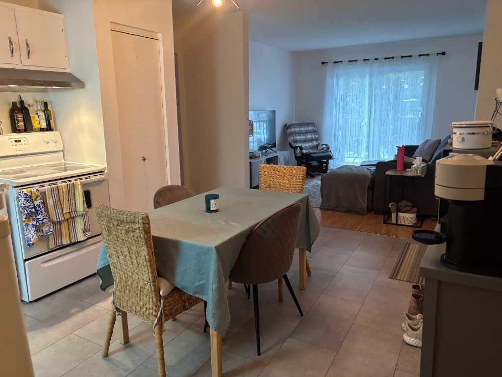 4 1/2 libre mi-novembre, semi meublé, WIFI inclus