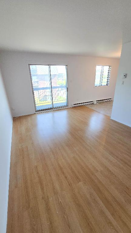 Grand logement rénové, 4 1/2 à Candiac sur le chemin Haendel, libre immédiatement, près de tout, devant école primaire