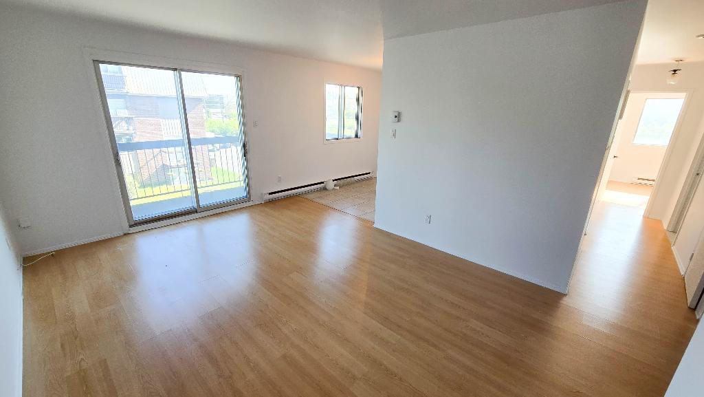 Grand logement rénové, 4 1/2 à Candiac sur le chemin Haendel, libre immédiatement, près de tout, devant école primaire