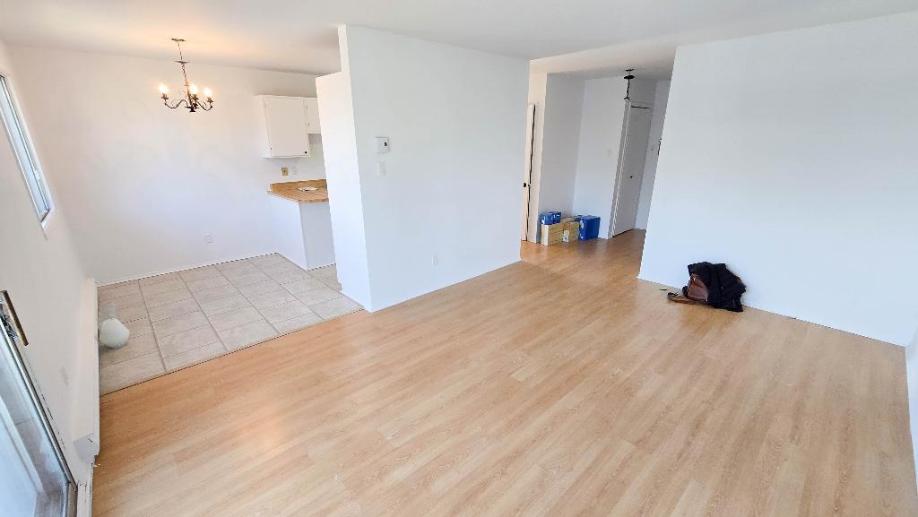 Grand logement rénové, 4 1/2 à Candiac sur le chemin Haendel, libre immédiatement, près de tout, devant école primaire