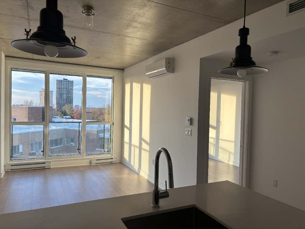 Libre immédiatement Condo 3 1/2 avec chambre fermée dans NDG. Très propre et lumineux. Électroménagers et eau chaude incluses.