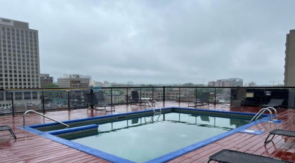 Grand / Big “ 4 1/2 “ au centre ville/ in downtown