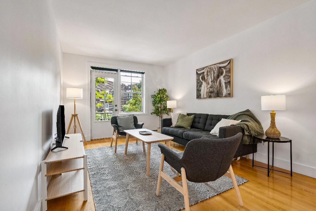 PLATEAU MONT-ROYAL, 7 1/2 avec 3 chambres fermées et 2 salles de bain. Entièrement MEUBLÉ et ÉQUIPÉ à neuf! À 2 pas du Métro Laurier. LIBRE IMMÉDIATE