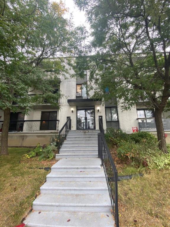 GRAND ET LUMINEUX 3.5 DISPONIBLE 1ER NOVEMBRE!!