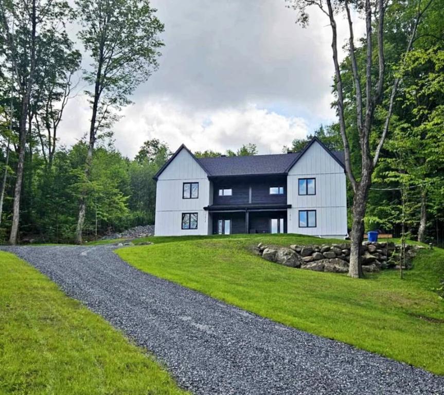 Jumelé neuf à louer Shefford